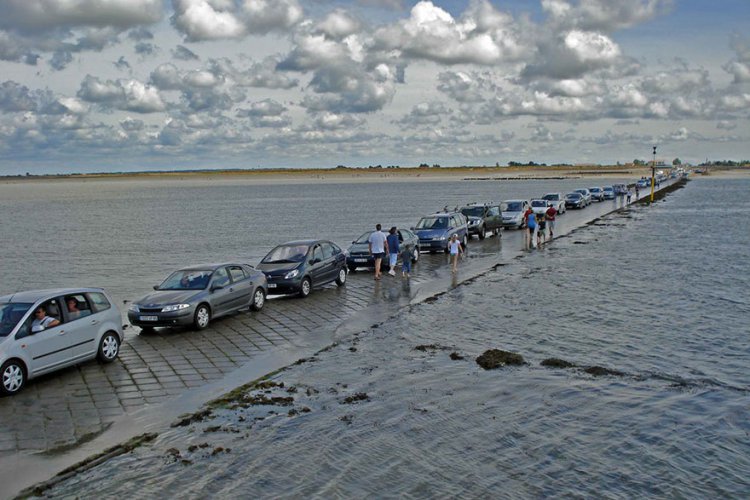 Дорога во Франции, которая исчезает под водой дважды в день Дорога во Франции, которая исчезает под водой дважды в день