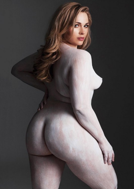 Крупные дамы в фотокниге «Изгибы» Крупные дамы в фотокниге «Изгибы»