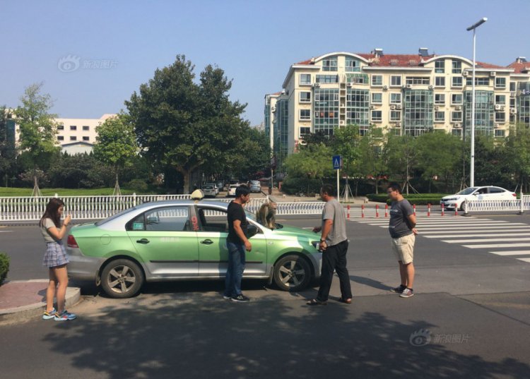 Обезьянка едва не устроила ДТП Обезьянка едва не устроила ДТП
