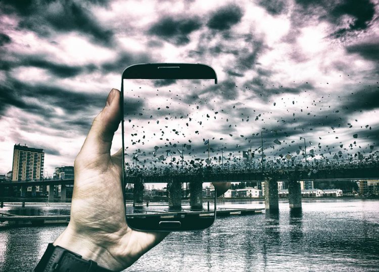 Фотограф вписывает свой телефон в снимки окружающего его мира Фотограф вписывает свой телефон в снимки окружающего его мира