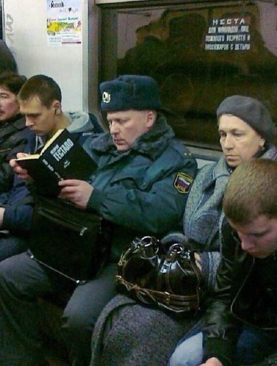 Ярко, стильно, модно, молодежно: 22 неповторимых персонажа в метро (фото) Ярко, стильно, модно, молодежно: 22 неповторимых персонажа в метро (фото)