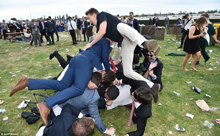 Гламурные любители скачек Australian Geelong Cup Гламурные любители скачек Australian Geelong Cup