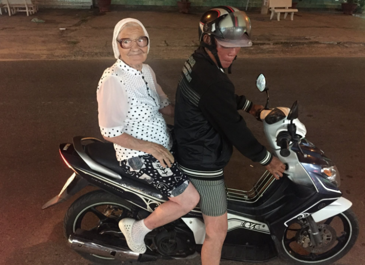 89-летняя баба Лена из Красноярска путешествует по миру на заначку от пенсии (фото) 89-летняя баба Лена из Красноярска путешествует по миру на заначку от пенсии (фото)