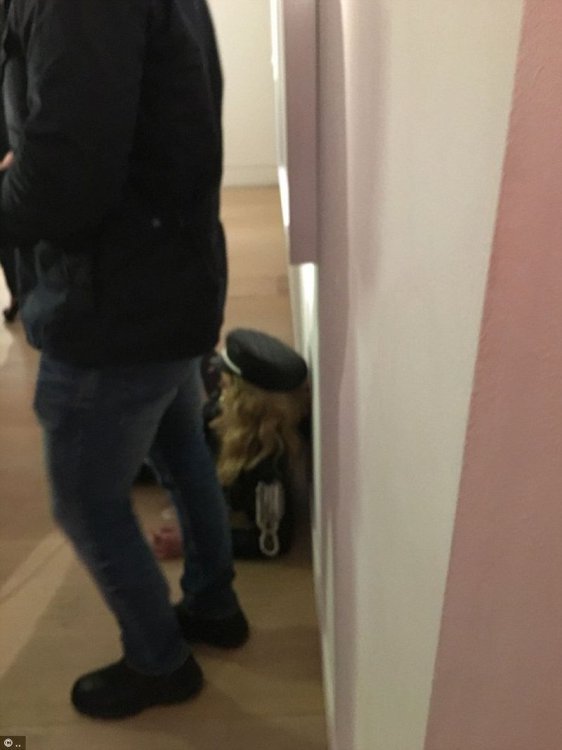 Потрепанная Мадонна шокировала своим поведением на престижной выставке (фото) Потрепанная Мадонна шокировала своим поведением на престижной выставке (фото)