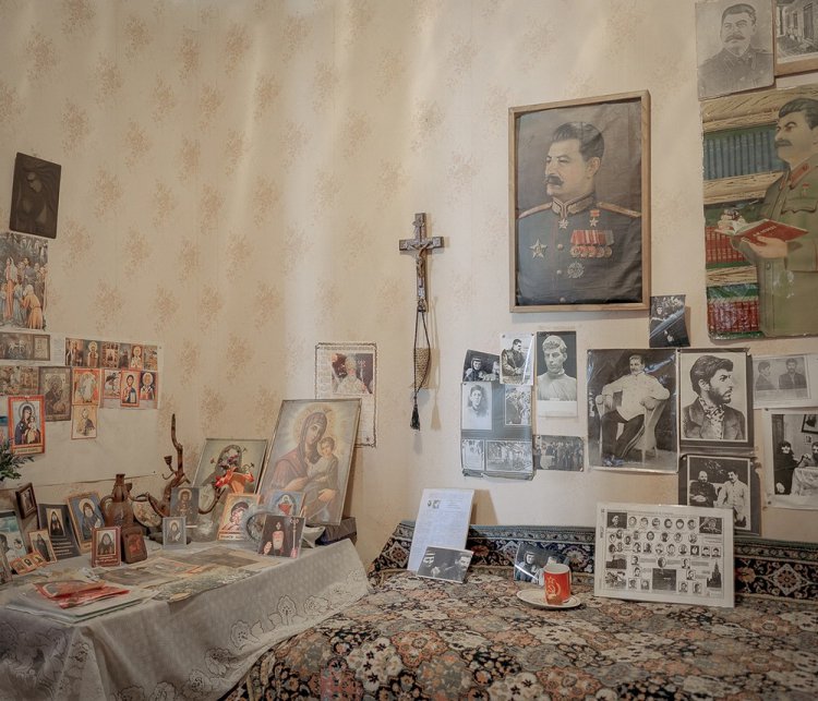 Сталинисты Грузии в фотопроекте «Красная ностальгия» Сталинисты Грузии в фотопроекте «Красная ностальгия»