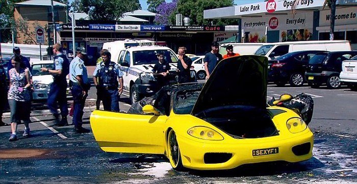 Беда не приходит одна: пока владелец Ferrari тушил авто, у него украли деньги и ноутбук Беда не приходит одна: пока владелец Ferrari тушил авто, у него украли деньги и ноутбук