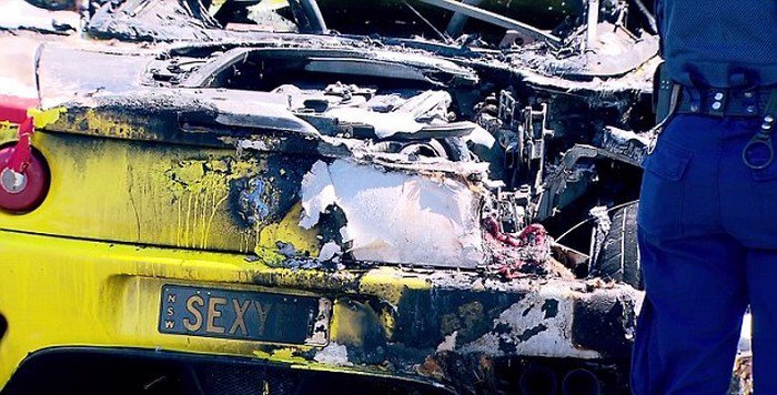 Беда не приходит одна: пока владелец Ferrari тушил авто, у него украли деньги и ноутбук Беда не приходит одна: пока владелец Ferrari тушил авто, у него украли деньги и ноутбук