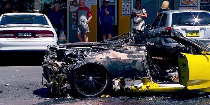 Беда не приходит одна: пока владелец Ferrari тушил авто, у него украли деньги и ноутбук Беда не приходит одна: пока владелец Ferrari тушил авто, у него украли деньги и ноутбук