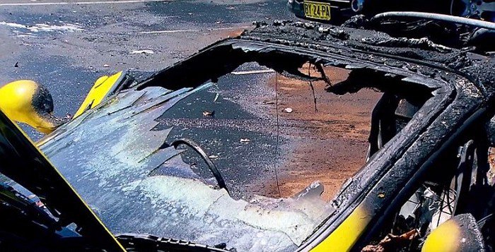 Беда не приходит одна: пока владелец Ferrari тушил авто, у него украли деньги и ноутбук Беда не приходит одна: пока владелец Ferrari тушил авто, у него украли деньги и ноутбук