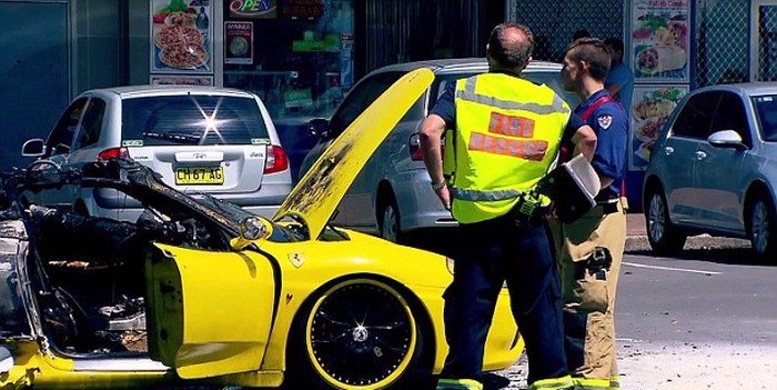Беда не приходит одна: пока владелец Ferrari тушил авто, у него украли деньги и ноутбук Беда не приходит одна: пока владелец Ferrari тушил авто, у него украли деньги и ноутбук