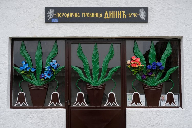 Коттеджи на кладбище Сербии Коттеджи на кладбище Сербии