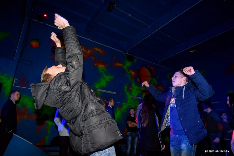 Космическая дискотека в белорусском городке Островец Космическая дискотека в белорусском городке Островец