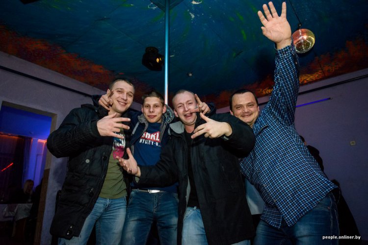 Космическая дискотека в белорусском городке Островец Космическая дискотека в белорусском городке Островец