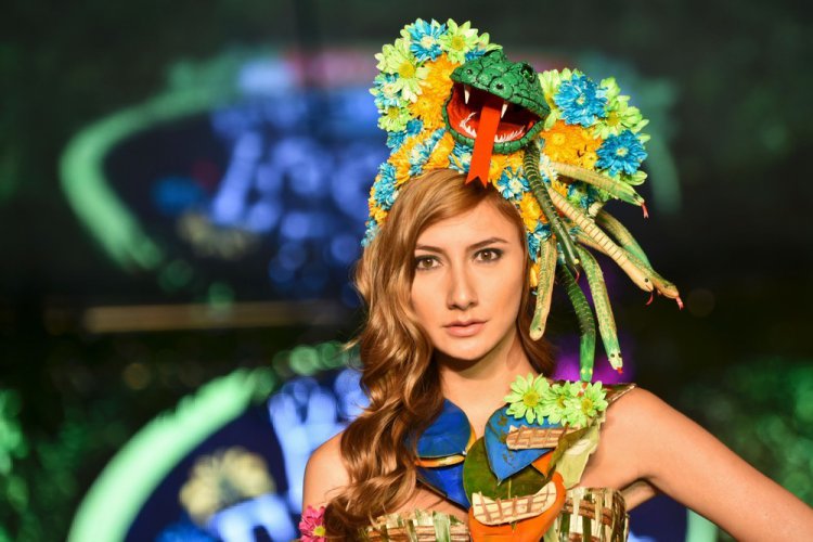 Наряды из растений на BioFashion Show Наряды из растений на BioFashion Show
