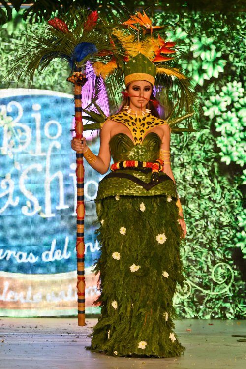 Наряды из растений на BioFashion Show Наряды из растений на BioFashion Show