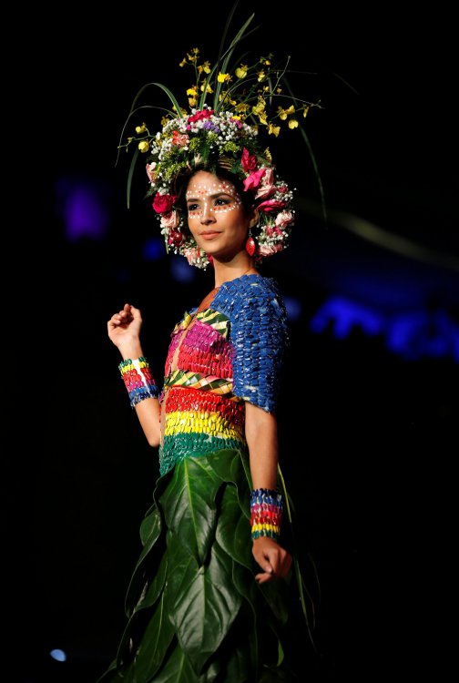Наряды из растений на BioFashion Show Наряды из растений на BioFashion Show