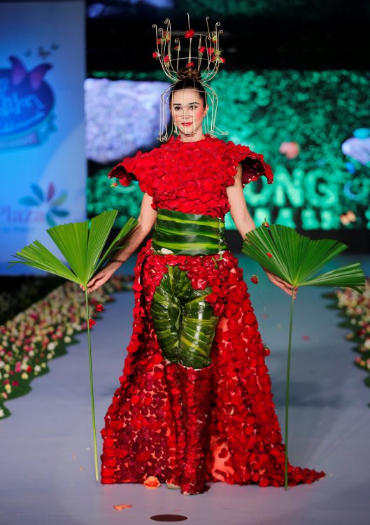 Наряды из растений на BioFashion Show Наряды из растений на BioFashion Show
