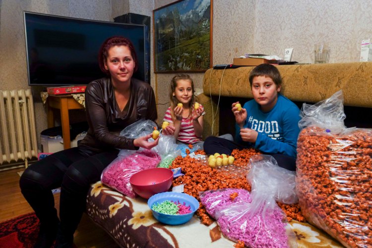 Румынская семья без устали засовывает игрушки в шоколадные яйца Румынская семья без устали засовывает игрушки в шоколадные яйца