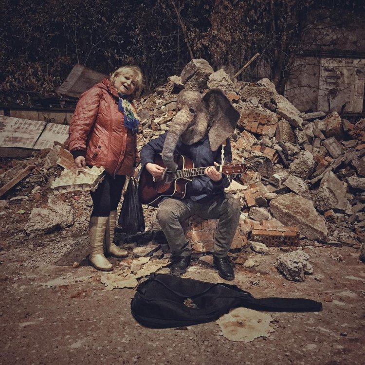 Печальный Instagram человека с головой слона Печальный Instagram человека с головой слона