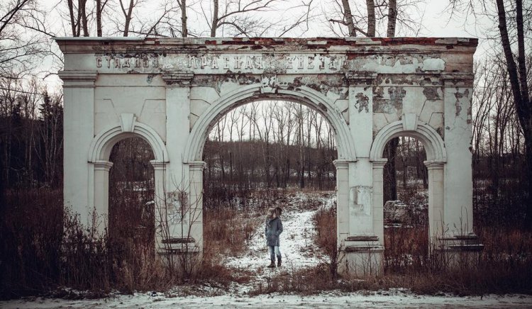 Печальный Instagram человека с головой слона Печальный Instagram человека с головой слона