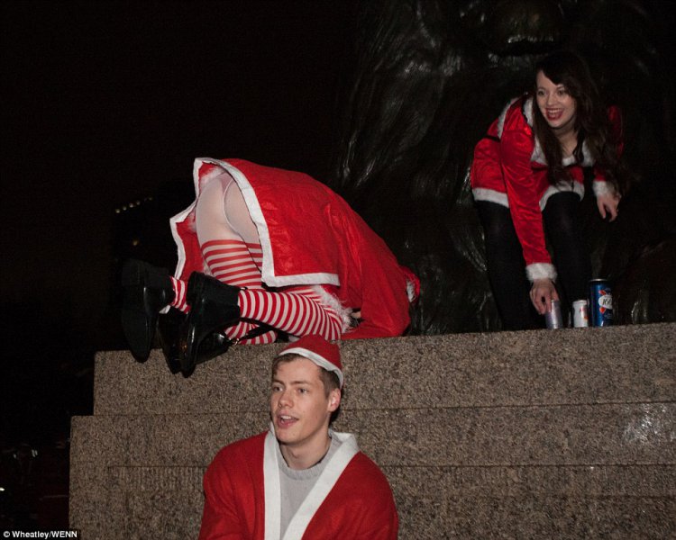 Пьяный «Santacon» в Лондоне Пьяный «Santacon» в Лондоне
