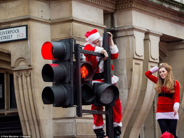 Пьяный «Santacon» в Лондоне Пьяный «Santacon» в Лондоне