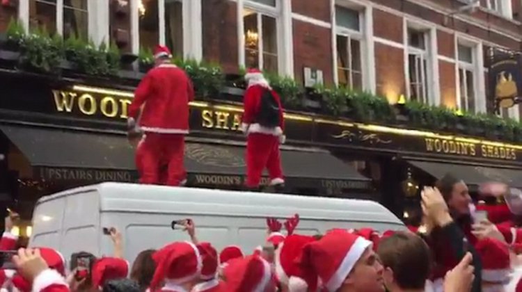 Пьяный «Santacon» в Лондоне Пьяный «Santacon» в Лондоне