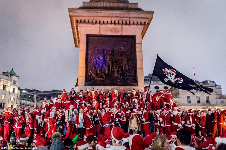 Пьяный «Santacon» в Лондоне Пьяный «Santacon» в Лондоне