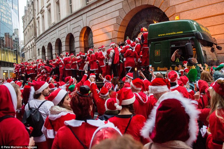 Пьяный «Santacon» в Лондоне Пьяный «Santacon» в Лондоне