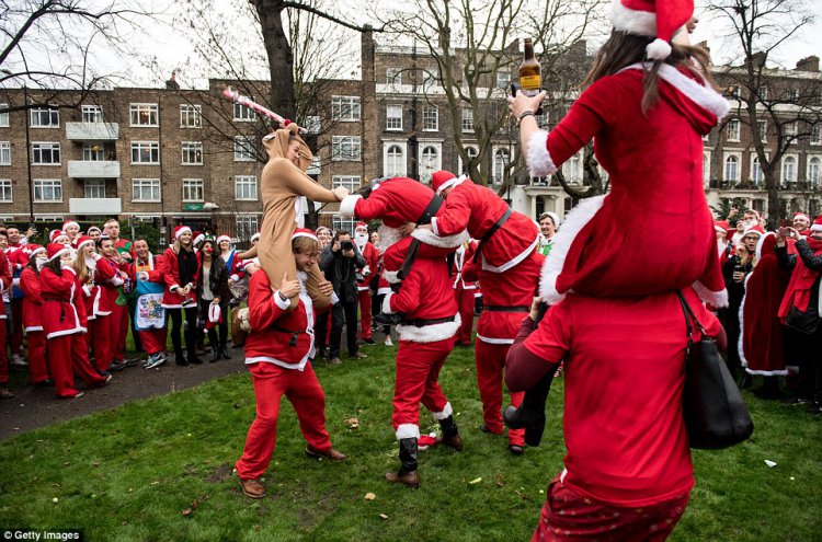 Пьяный «Santacon» в Лондоне Пьяный «Santacon» в Лондоне