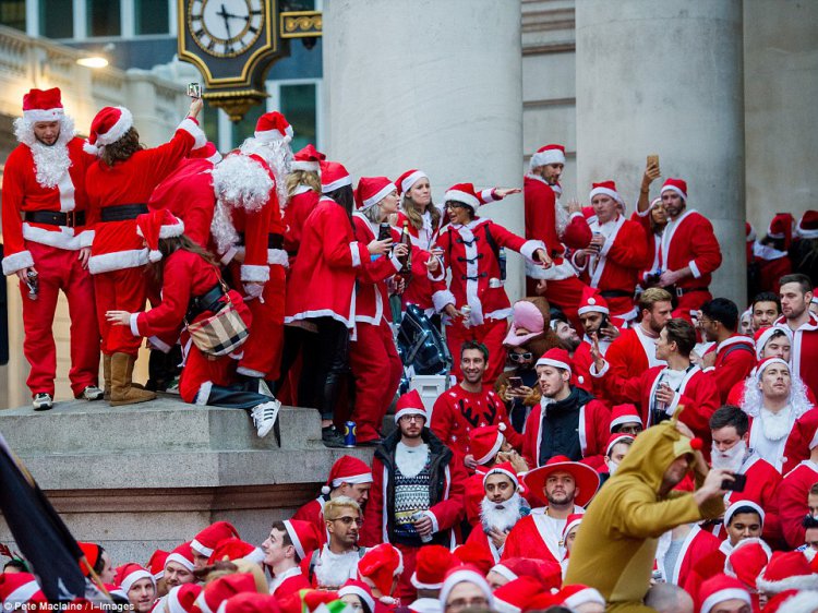 Пьяный «Santacon» в Лондоне Пьяный «Santacon» в Лондоне