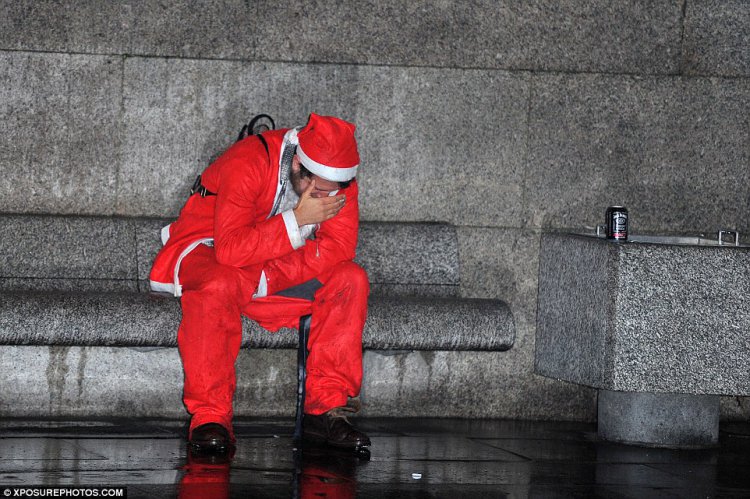Пьяный «Santacon» в Лондоне Пьяный «Santacon» в Лондоне