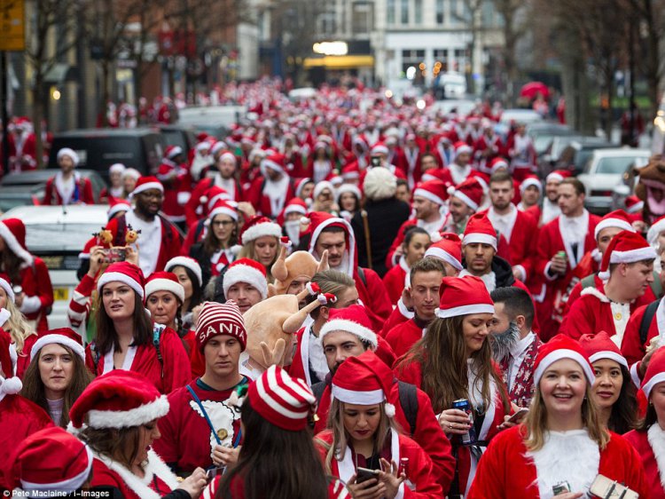 Пьяный «Santacon» в Лондоне Пьяный «Santacon» в Лондоне