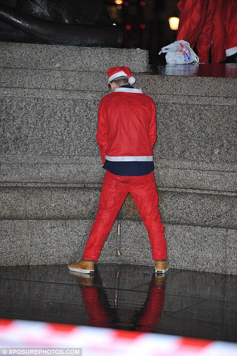 Пьяный «Santacon» в Лондоне Пьяный «Santacon» в Лондоне