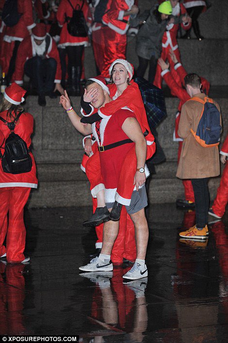 Пьяный «Santacon» в Лондоне Пьяный «Santacon» в Лондоне