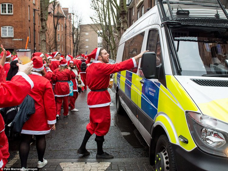 Пьяный «Santacon» в Лондоне Пьяный «Santacon» в Лондоне