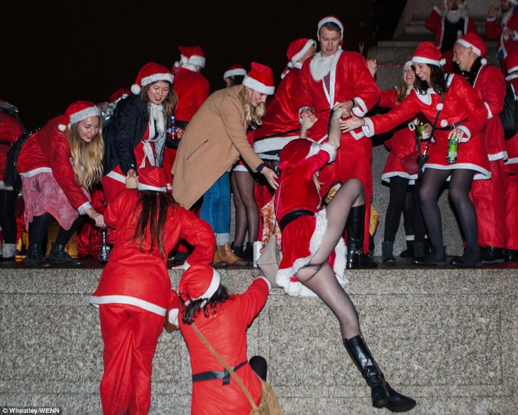 Пьяный «Santacon» в Лондоне Пьяный «Santacon» в Лондоне