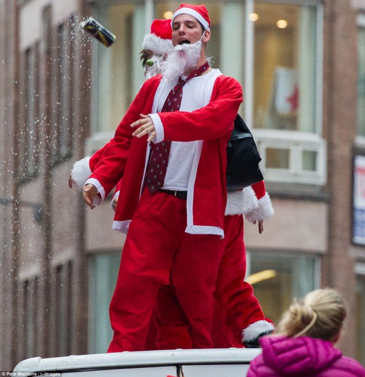 Пьяный «Santacon» в Лондоне Пьяный «Santacon» в Лондоне