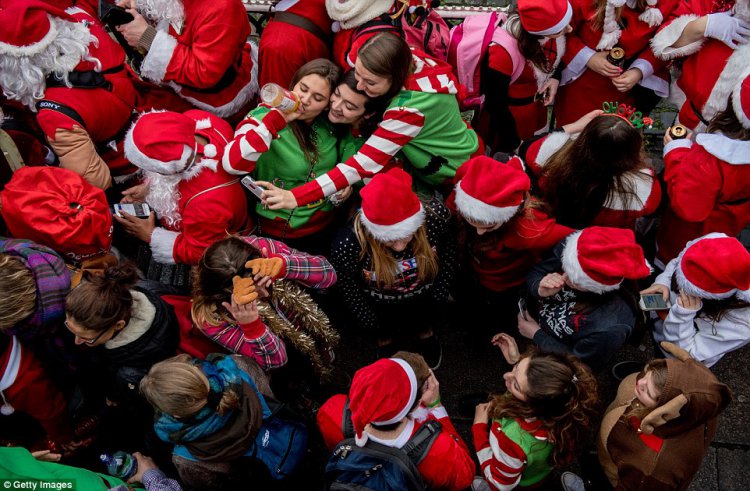 Пьяный «Santacon» в Лондоне Пьяный «Santacon» в Лондоне