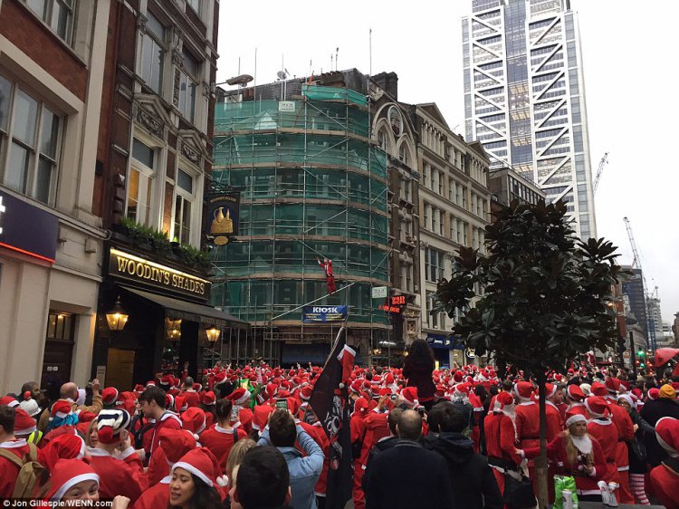 Пьяный «Santacon» в Лондоне Пьяный «Santacon» в Лондоне