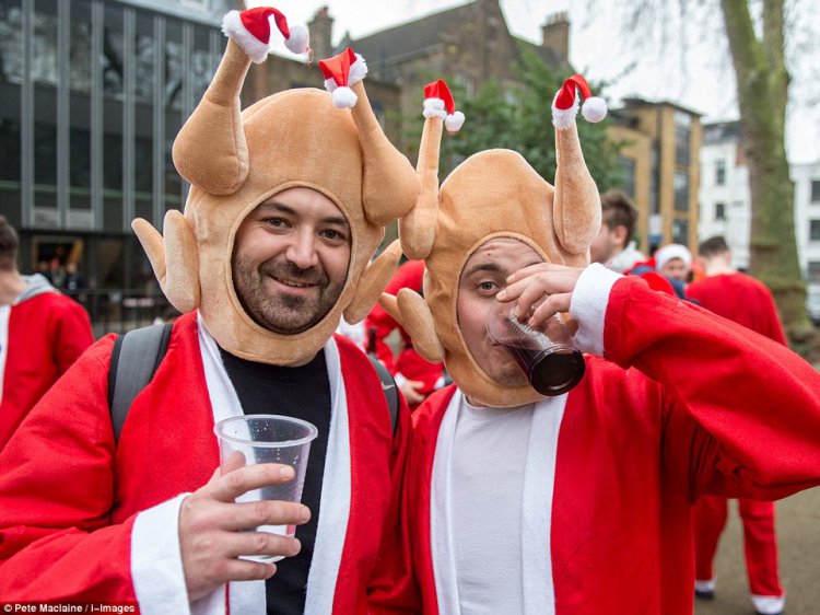 Пьяный «Santacon» в Лондоне Пьяный «Santacon» в Лондоне