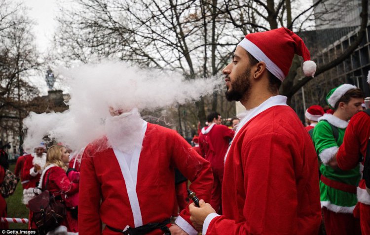 Пьяный «Santacon» в Лондоне Пьяный «Santacon» в Лондоне