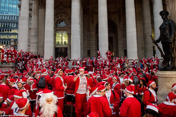 Пьяный «Santacon» в Лондоне Пьяный «Santacon» в Лондоне