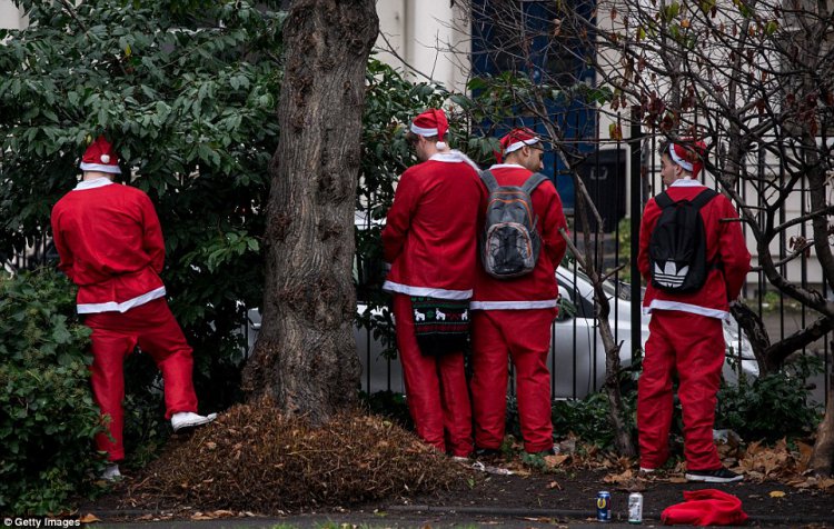 Пьяный «Santacon» в Лондоне Пьяный «Santacon» в Лондоне