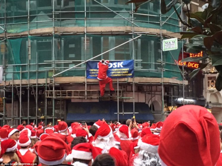 Пьяный «Santacon» в Лондоне Пьяный «Santacon» в Лондоне