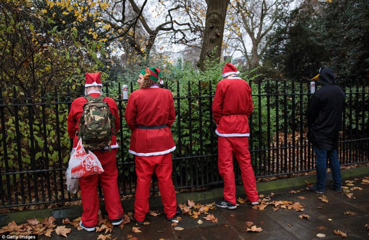 Пьяный «Santacon» в Лондоне Пьяный «Santacon» в Лондоне
