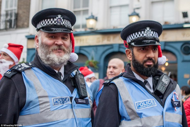 Пьяный «Santacon» в Лондоне Пьяный «Santacon» в Лондоне