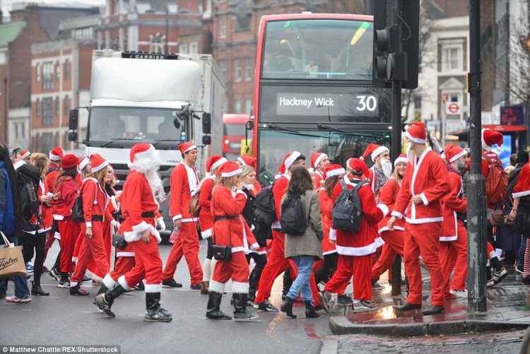 Пьяный «Santacon» в Лондоне Пьяный «Santacon» в Лондоне