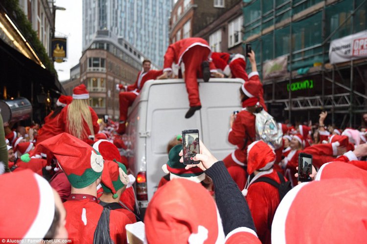 Пьяный «Santacon» в Лондоне Пьяный «Santacon» в Лондоне