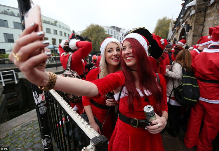 Пьяный «Santacon» в Лондоне Пьяный «Santacon» в Лондоне